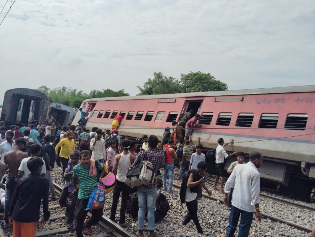 एक और ट्रेन हादसाः UP के गोंडा में डिब्रूगढ़ एक्सप्रेस दुर्घटनाग्रस्त, कई बोगियां हुई डीरेल