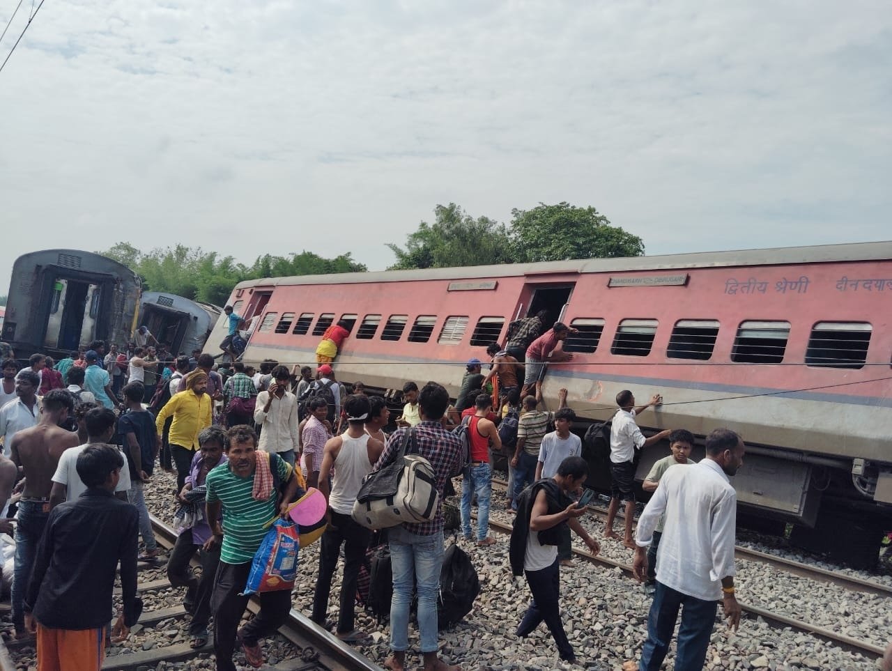 एक और ट्रेन हादसाः UP के गोंडा में डिब्रूगढ़ एक्सप्रेस दुर्घटनाग्रस्त,10 बोगियां हुई डीरेल, 2 की मौत, 31 घायल 1 एक और ट्रेन हादसाः UP के गोंडा में डिब्रूगढ़ एक्सप्रेस दुर्घटनाग्रस्त, कई बोगियां हुई डीरेल