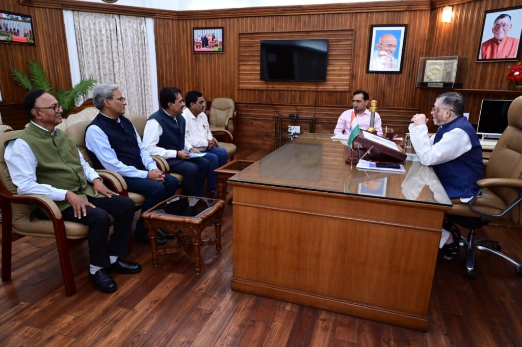 राज्यपाल और कुलाधिपति संतोष गंगवार से कई विश्वविद्यालयों के कुलपति ने की मुलाकात, एकेडमिक कैलेंडर के पालन करने का निर्देश