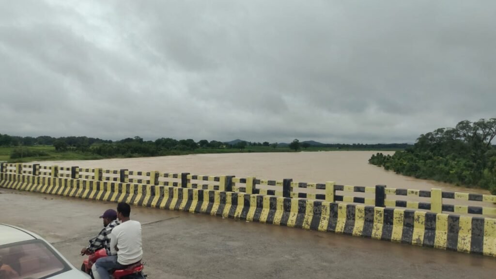 लोहरदगा में लगातार बारिश से जनजीवन अस्त-व्यस्त, पुल का पिलर घंसा, डायवर्सन बहने से आवागमन बाधित 8 2a2fb402 7437 4de4 8bc4 329854c47463