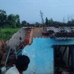 लातेहार में घर पर पेड़ गिरने से एक ही परिवार के तीन बच्चों की मौत