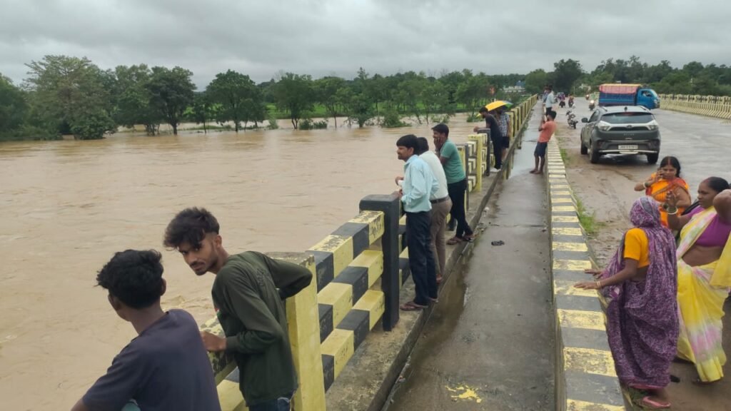 लोहरदगा में लगातार बारिश से जनजीवन अस्त-व्यस्त, पुल का पिलर घंसा, डायवर्सन बहने से आवागमन बाधित 10 389ff917 2838 435b a243 f6fe194dcfda