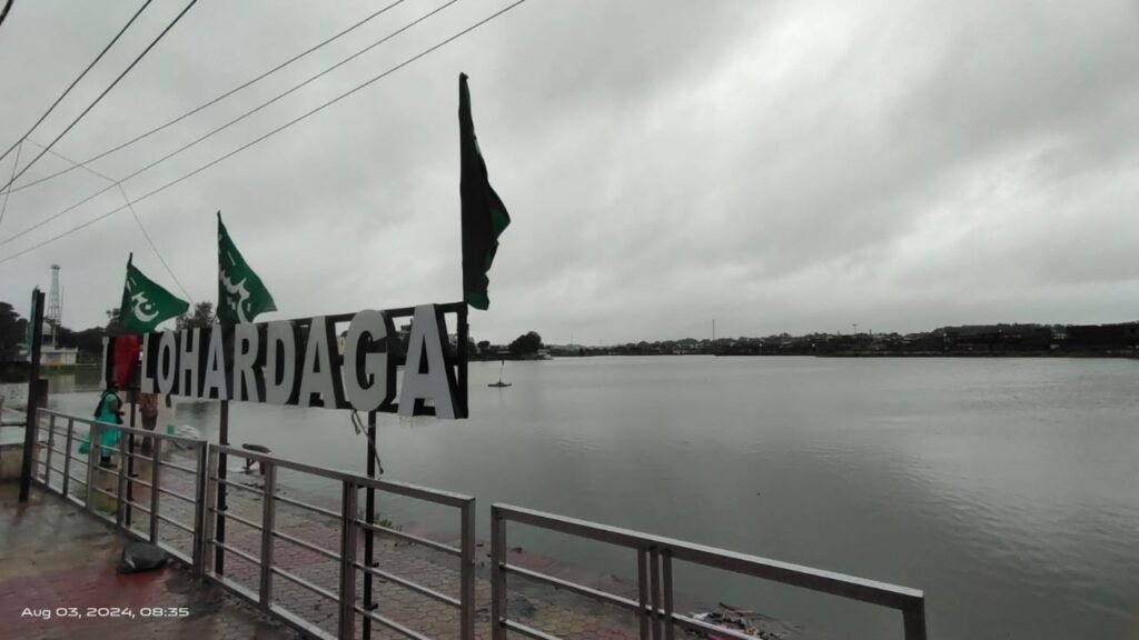 लोहरदगा में लगातार बारिश से जनजीवन अस्त-व्यस्त, पुल का पिलर घंसा, डायवर्सन बहने से आवागमन बाधित 4 476aaf67 8913 46a4 bc1c d5d282b55de6