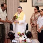 राज्यपाल संतोष गंगवार से मुलाकात कर डॉक्टर अमर नाथ सिंह ने अपनी पुस्तक की भेंट