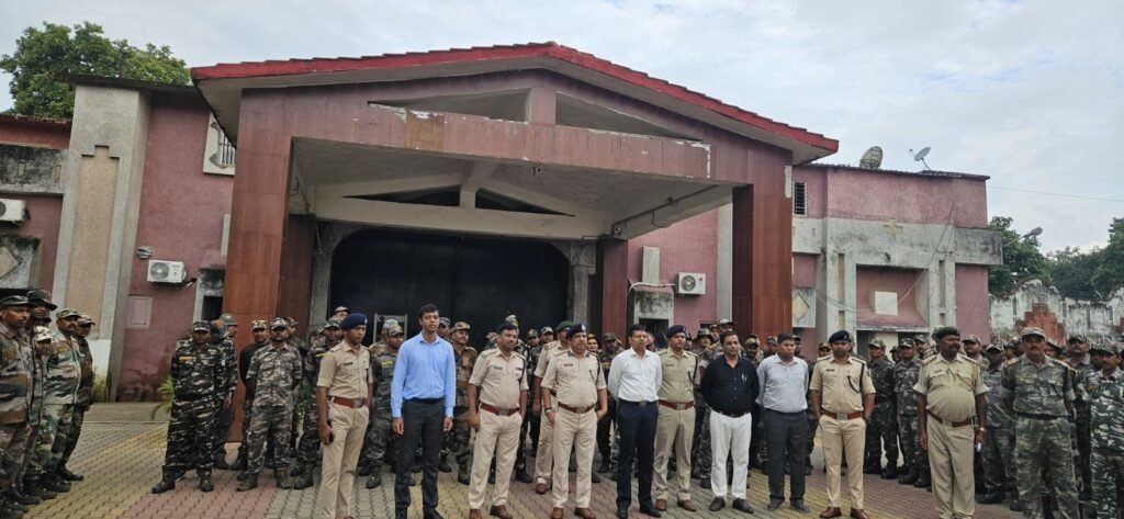 बिरसा मुंडा केंद्रीय कारा में DC-SSP के नेतृत्व में हुई छापेमारी, सभी वॉर्ड और बैरक की ली गई सघन तलाशी, पेन ड्राइव और नशीला पदार्थ बरामद