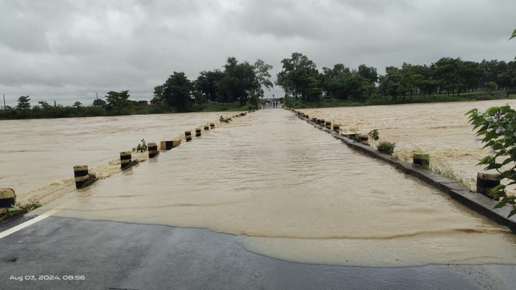 लोहरदगा में लगातार बारिश से जनजीवन अस्त-व्यस्त, पुल का पिलर घंसा, डायवर्सन बहने से आवागमन बाधित 11 8a85f6ed bfe6 4559 bc6f 09e24a3139a1