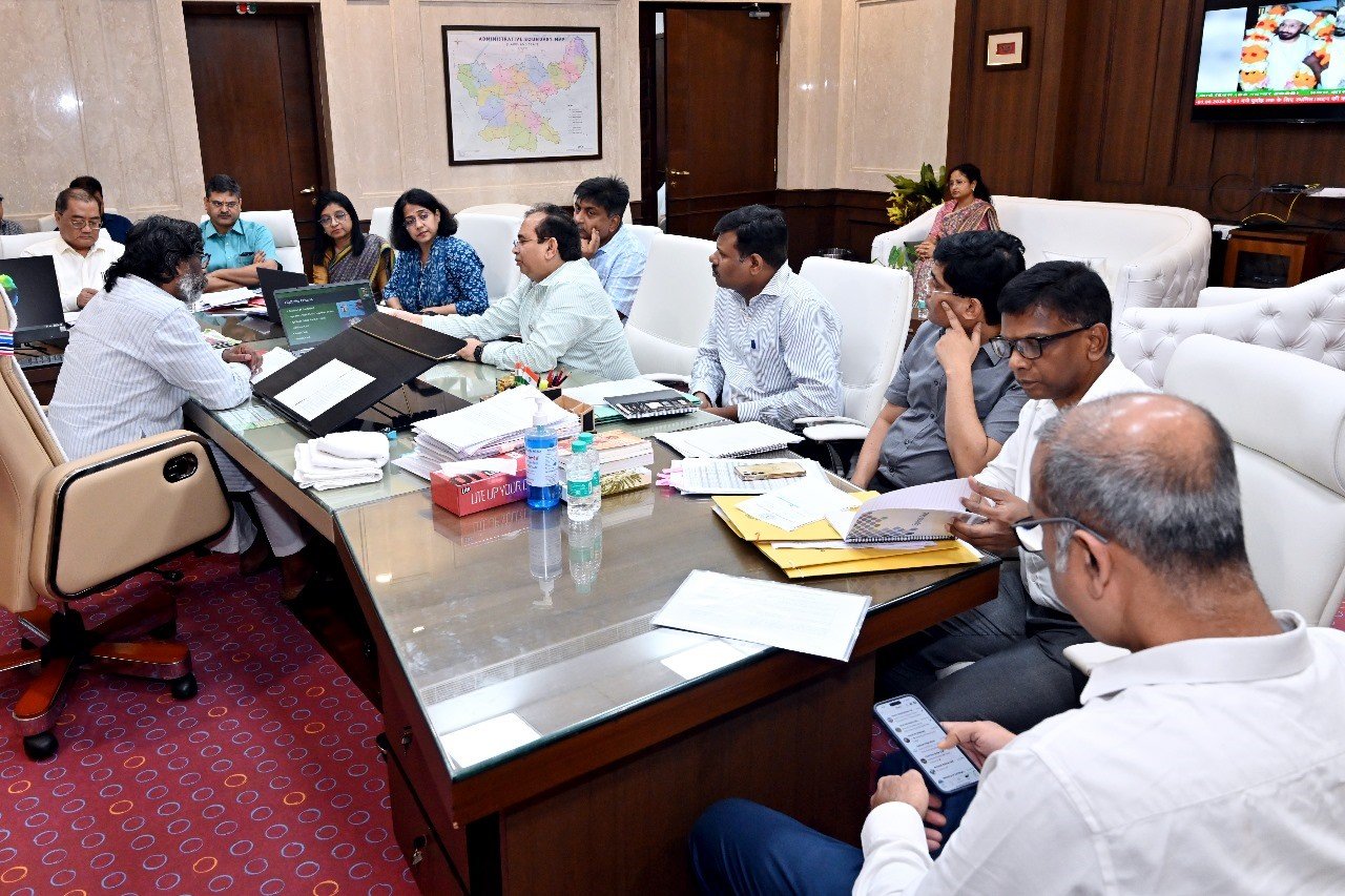 नौकरियों के लिए हेमंत सोरेन ने की अधिकारियों के साथ बड़ी बैठक, सहायक आचार्य नियुक्ति प्रक्रिया जल्द होगी पूरी, तय समय पर JSSC की परीक्षाएं 1 Hemant Soren held a big meeting with officials for jobs, Assistant Professor appointment process will be completed soon, JSSC examinations on time.