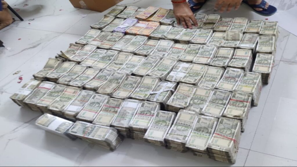 NCL सीएमडी के आप्त सचिव के घर से 3.85 करोड़ कैश बरामद, घूस लेते CBI डीएसपी गिरफ्तार