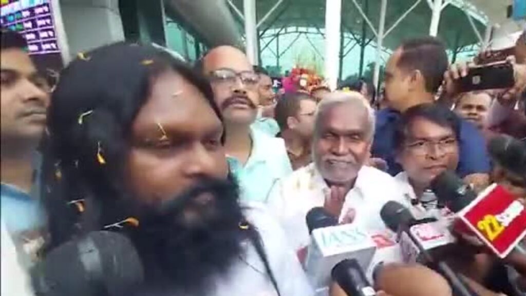 Champai Soren का दिल्ली से रांची पहुंचने पर हुआ भव्य स्वागत, लगे कोल्हान टाइगर जिंदाबाद के नारे