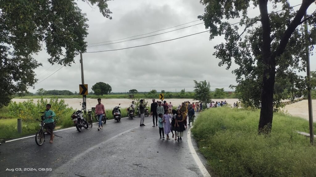 लोहरदगा में लगातार बारिश से जनजीवन अस्त-व्यस्त, पुल का पिलर घंसा, डायवर्सन बहने से आवागमन बाधित 3 d7bac0e8 7c75 4aa1 bd0b 1d2a86a8429a
