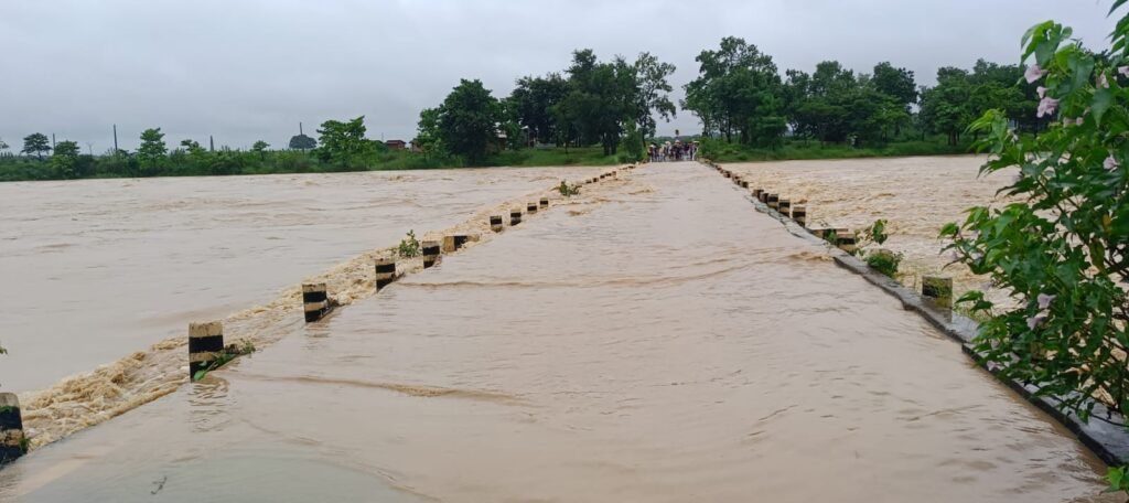 लोहरदगा में लगातार बारिश से जनजीवन अस्त-व्यस्त, पुल का पिलर घंसा, डायवर्सन बहने से आवागमन बाधित 6 f32cca61 2e0e 47f3 bc93 3cfc8107d07d