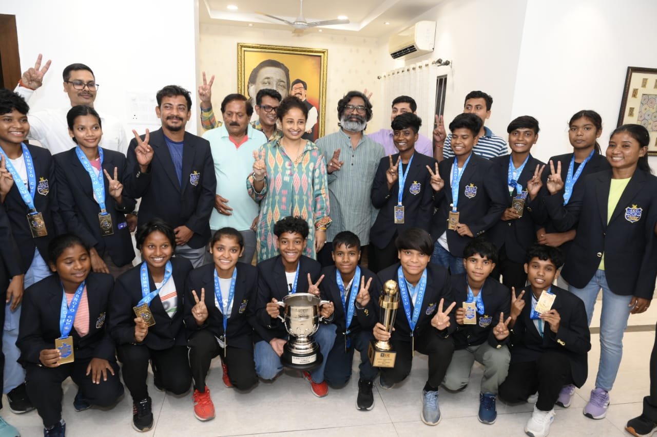 मुख्यमंत्री हेमंत सोरेन और कल्पना सोरेन से अंडर-17 अंतर्राष्ट्रीय सुब्रतो कप फुटबॉल प्रतियोगिता की विजेता टीम झारखंड की खिलाड़ियों ने की मुलाकात