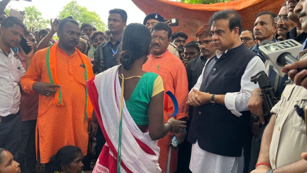 हेमंता बिस्व सरमा ने पाकुड़ में आदिवासी महिलाओं से मुलाकात की, राज्य सरकार पर बोला हमला