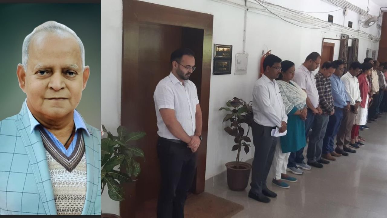 लोहरदगा जिला आपूर्ति कार्यालय के कार्यालय अधीक्षक सुनील कुमार सिन्हा के पर DC समेत कर्मचारियों ने रखा दो मिनट का मौन