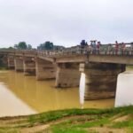 लोहरदगा में 8 साल पहले बने पुल का पिलर धंसा, खतरों के बीच हो रहा है सफर, मंत्री इरफान अंसारी ने पुलों की गुणवक्ता पर उठाये सवाल