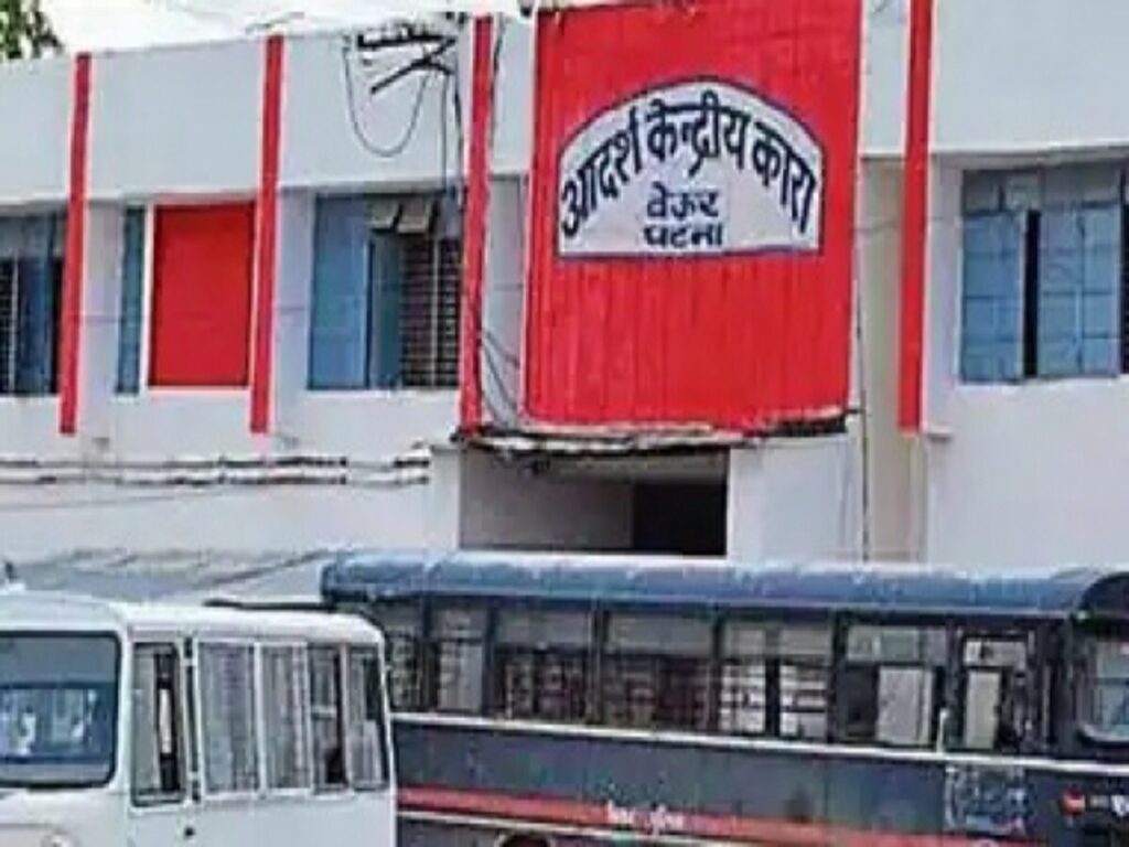 पटना के बेउर जेल में छापेमारी, जानिये किस एक कैदी के वार्ड में मिले तीन स्मार्टफोन