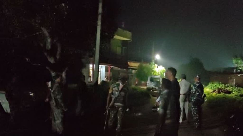 रामगढ़ में पुलिस टीम पर हमला, दरोगा समेत दो घायल, एक हिरासत में, महिला की शिकायत पर जांच करने गई थी टीम