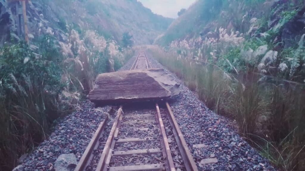 रामगढ़ में रेल पटरी पर गिरा चट्टान, बड़ा रेल हादसा टला, वंदे भारत एक्सप्रेस समेत कई ट्रेन के रूट डायवर्ट