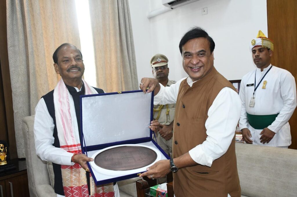 रघुवर दास से हेमंता बिस्व सरमा के मुलाकात के बाद बढ़ा झारखंड में राजनीतिक तापमान