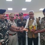 10 लाख का इनामी नक्सली रामदयाल महतो उर्फ बच्चन दा ने किया सरेंडर, थाना उड़ाने और उप मुखिया की हत्या का रहा है आरोपी