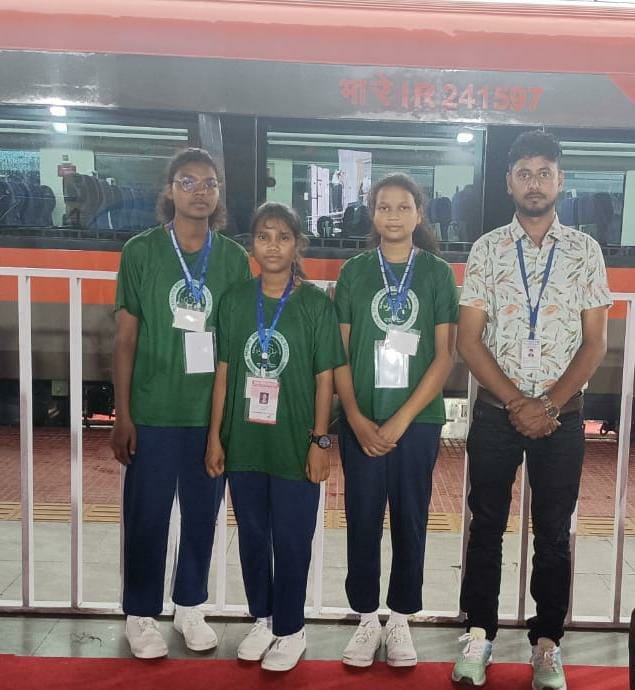 पीएम मोदी के साथ एकलव्य विद्यालय की छात्राएं करेंगी वंदे भारत ट्रेन में सफर, लोहरदगा की 3 छात्राओं का चयन 1 Lohardaga eklavya school student