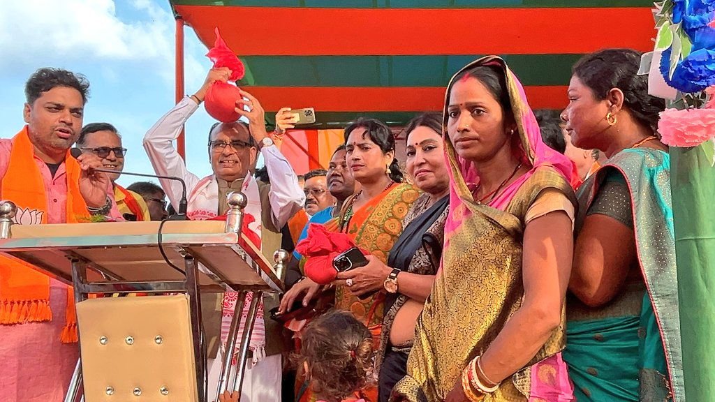 गोड्डा: मंईयां योजना के जवाब में शिवराज ने लाडली में दोगुनी राशि देने का ऐलान, जेएमएम को बताया 'ज' से जुर्म, 'म' से मर्डर, और 'म' से माफिया 3 shviraj singh in godda