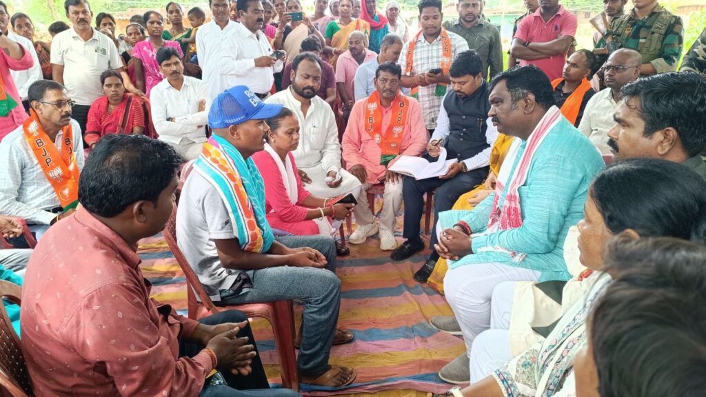 नेता प्रतिपक्ष अमर बाउरी ने आरती केरकट्टा के परिजनों से मुलाकात कर दी आर्थिक मदद, उत्पाद सिपाही बहाली की दौड़ के दौरान हो गई थी मौत