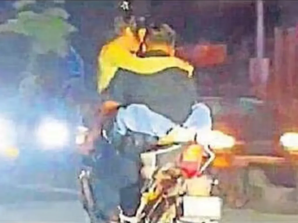 delhi-boy-bike-stant