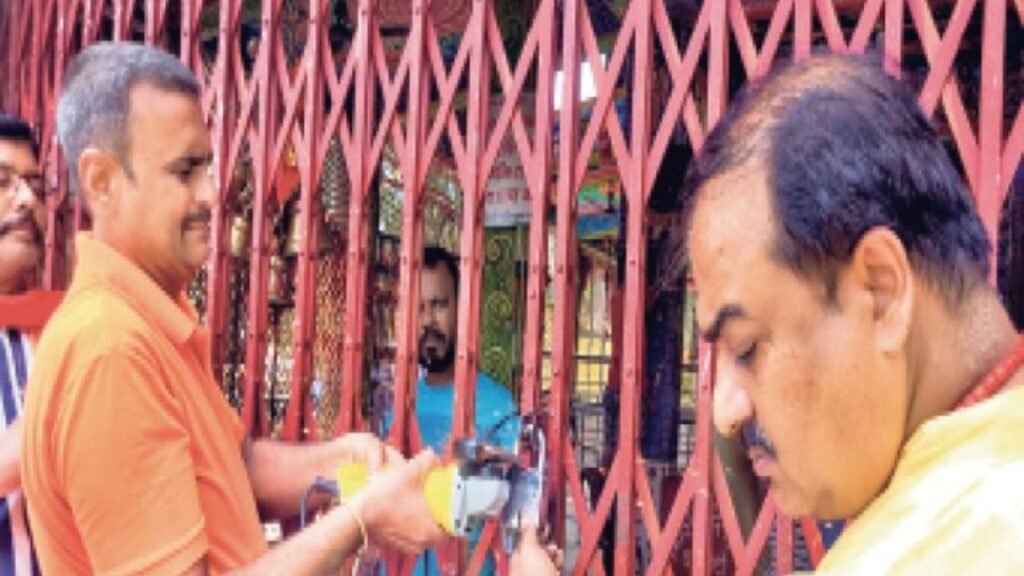 दिउड़ी मंदिर में आदिवासी समूह ने जड़ा ताला, ट्रस्ट का विरोध, 4 घंटे बाद प्रशासन ने तोड़ा ताला, आज तमाड़ बंद