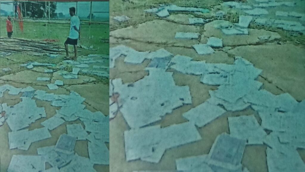 मुख्यमंत्री का कार्यक्रम खत्म होने के बाद मंईयां सम्मान और अबुआ आवास के सैकड़ों आवेदन फेंक कर चलते बने कर्मचारी