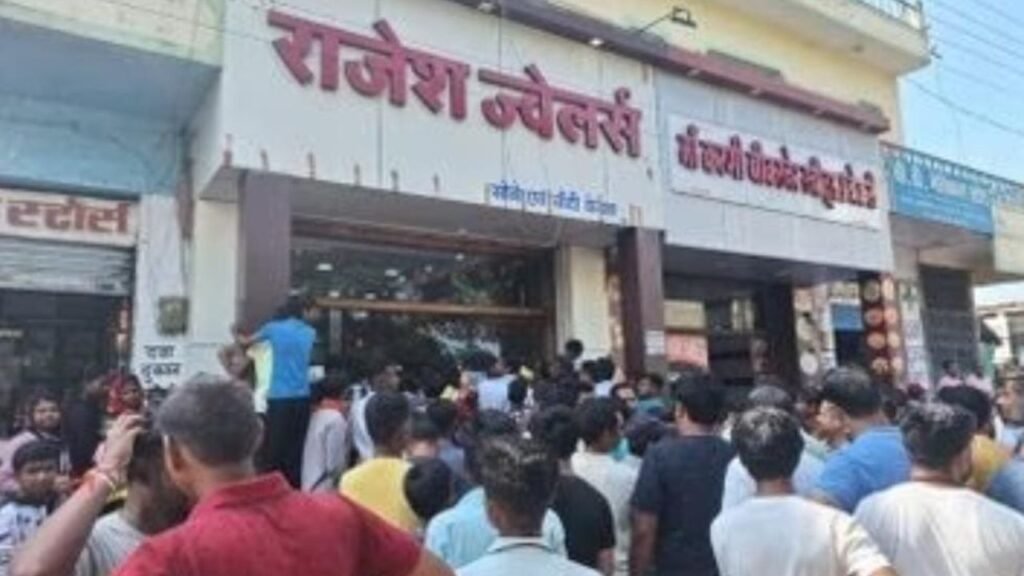 छत्तीसगढ़ में दिनदहाड़े 5 करोड़ के सोने की लूट, संचालक पर बंदूक की बट से किया हमला, लूटेरे झारखंड की ओर भागे