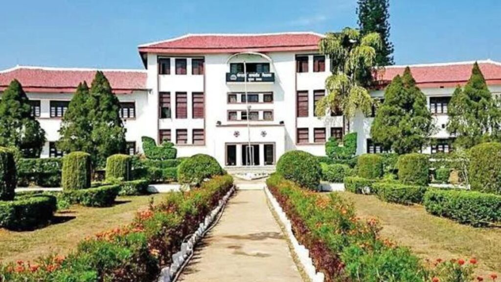 नेतहाट स्कूल में सीनियर छात्रों के रैगिंग से परेशान जूनियर छात्र ने पी लिया फिनाइल