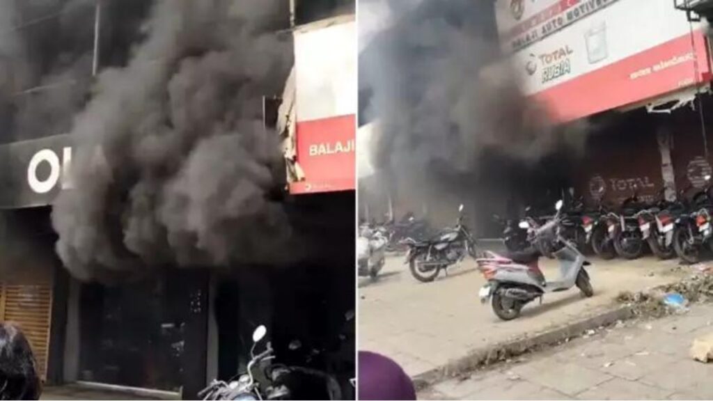 OLY ई स्कूटर के शोरूम में ग्राहक ने लगा दी आग, 20 दिन पहले खरीदे स्कूटर हो रही थी बार बार खराब, कंपनी नहीं कर रही थी कोई सुनवाई
