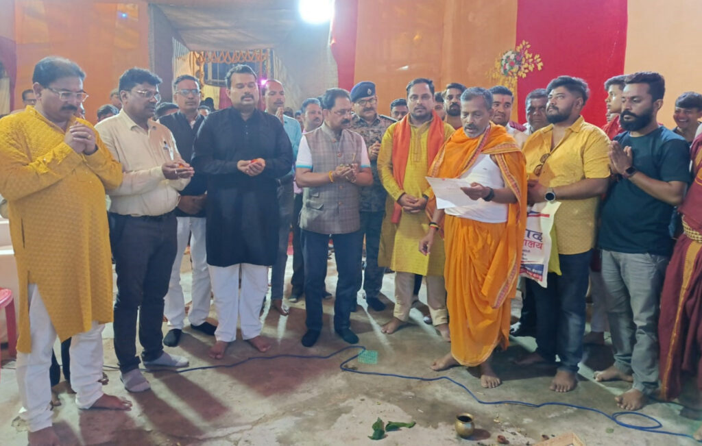 धीरज साहू और लोहरदगा SP हारिस बिन जमा ने पूजा पंडाल का किया भ्रमण, मां दुर्गा से मांगा आशीर्वाद