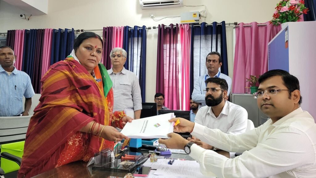 झारखंड विधानसभा चुनावः देखिए नामांकन से पहले किसकी उतरी आरती, किसी ने पूजा पहाड़, किस ने लिया आशीर्वाद 6 deepika pandey singh