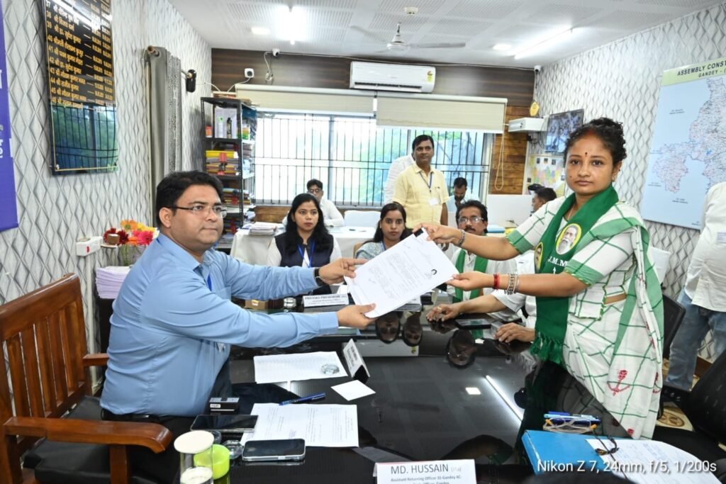 झारखंड विधानसभा चुनावः देखिए नामांकन से पहले किसकी उतरी आरती, किसी ने पूजा पहाड़, किस ने लिया आशीर्वाद 2 kalpna soren nomination