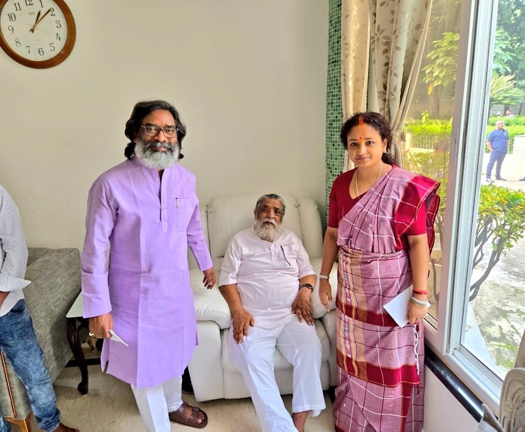 झारखंड विधानसभा चुनावः देखिए नामांकन से पहले किसकी उतरी आरती, किसी ने पूजा पहाड़, किस ने लिया आशीर्वाद 3 Image 24 10 24 at 9.28 AM 2