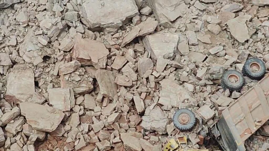 पत्थर खनन के दौरान बड़ा हादसा, पहाड़ का बड़ा हिस्सा टूट कर गिरा, कई के दबने की आशंका