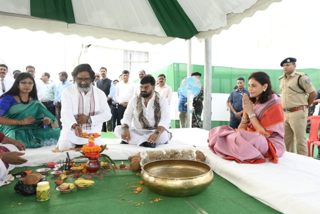 रांची में खुलेगा अपोलो अस्पताल, हेमंत सोरेन ने रखी आधारशिला, इस्लाम नगर के विस्थापितों को मिली घर की चाबी 4 WhatsApp Image 2024 10 07 at 16.11.11