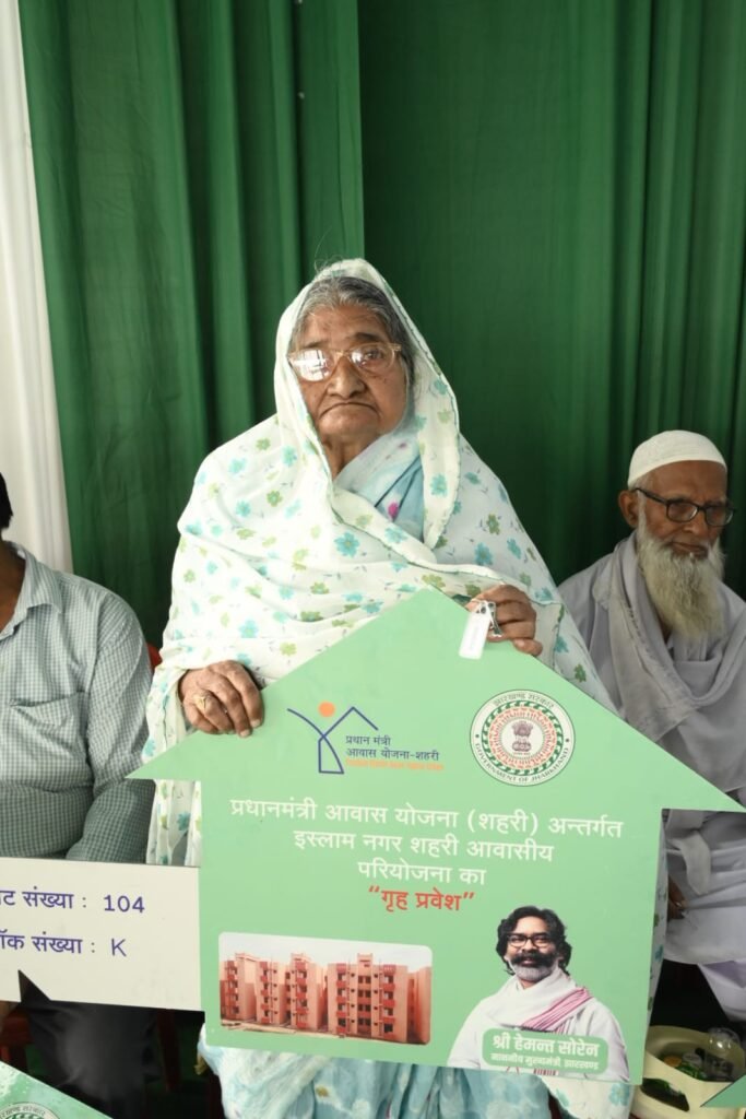 रांची में खुलेगा अपोलो अस्पताल, हेमंत सोरेन ने रखी आधारशिला, इस्लाम नगर के विस्थापितों को मिली घर की चाबी 3 WhatsApp Image 2024 10 07 at 16.12.33