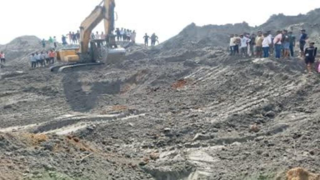 दुमका में मिट्टी के ढेर में दबकर दो बच्चों की मौत, निर्माणाधीन NH पर हुआ हादसा