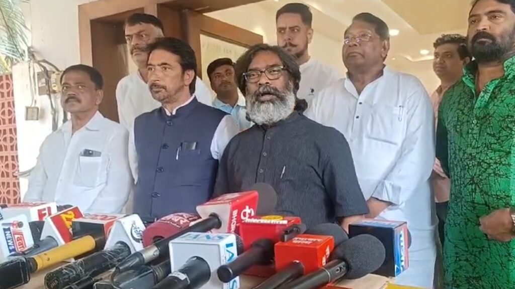 हेमंत ने 70 सीटों पर किया गठबंधन का ऐलान, कांग्रेस नेताओं की मौजूदगी में मीडिया को दी जानकारी