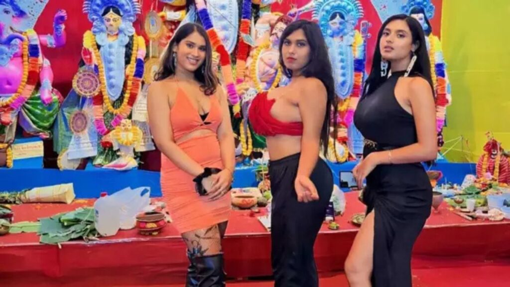 दुर्गा पूजा के पंडाल में मॉडल के कपड़ों पर बवाल, अश्लीलता फैलाने पर भड़के लोग