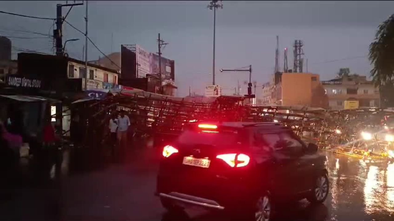 रांची में भारी बारिश से गिर गया दुर्गा पूजा में बने पंडाल का गेट, किसी के हताहत की सूचना नहीं, यातायात प्रभावित