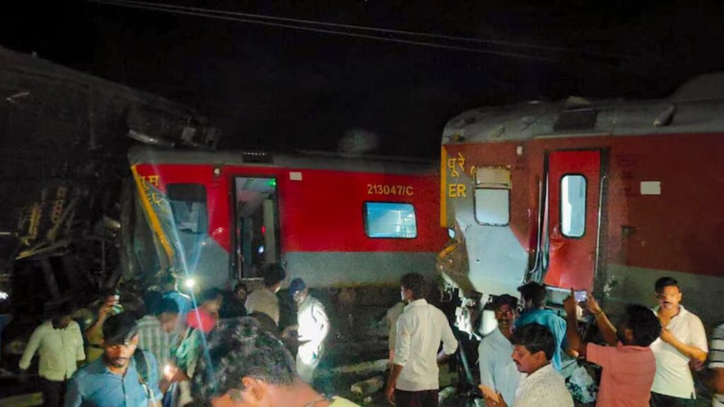 मैसूर-दरभंगा बागमती एक्सप्रेस ट्रेन दुर्घटनाग्रस्त, हादसे के बाद बोगियों में लगी आग, 19 घायल