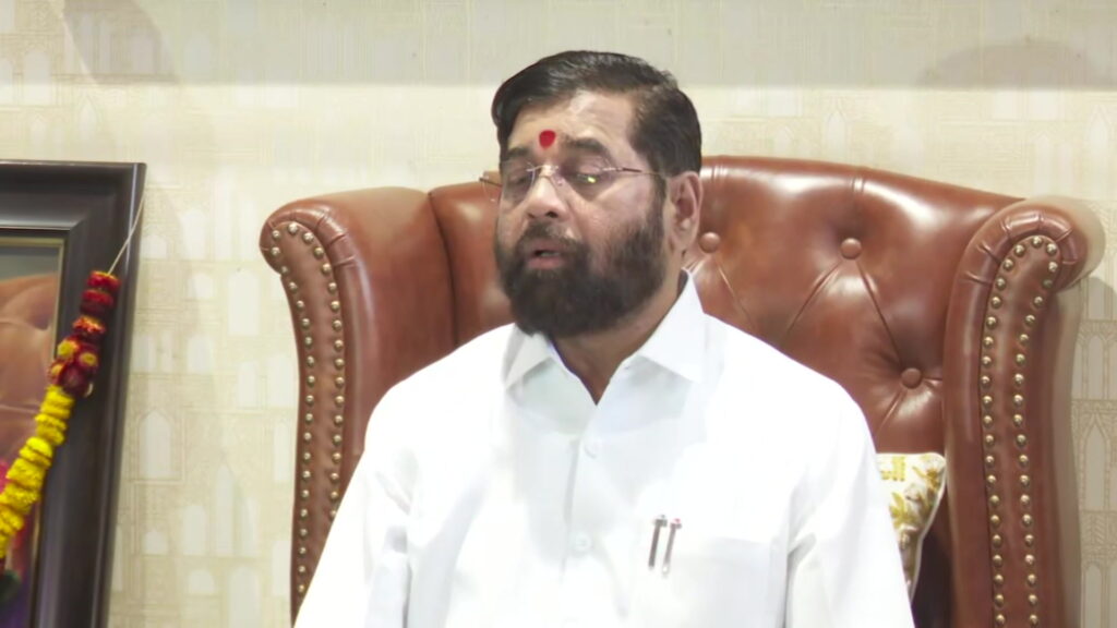 एकनाथ शिंदे महाराष्ट्र के मुख्यमंत्री पद की रेस से हुए बाहर, PM मोदी से फोन पर बात करने के बाद कर दिया सरेेंडर