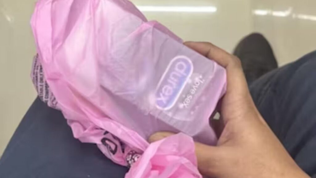 ऑनलाइन ऑडर कर ऑफिस में मंगवाया कंडोम, पैकिंग देखकर होना पर सबके सामने शर्मसार, वायरल पोस्ट पर मिल रही है तरह तरह की रिएक्शन