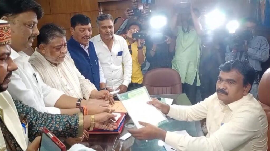 देवघर SP को हटाये जाने के खिलाफ इंडिया गठबंधन के नेता पहुंचे निर्वाचन आयोग, सुप्रियो भट्टाचार्य का आरोप-बंटी बब्ली की तरह EC-BJP की जोड़ी