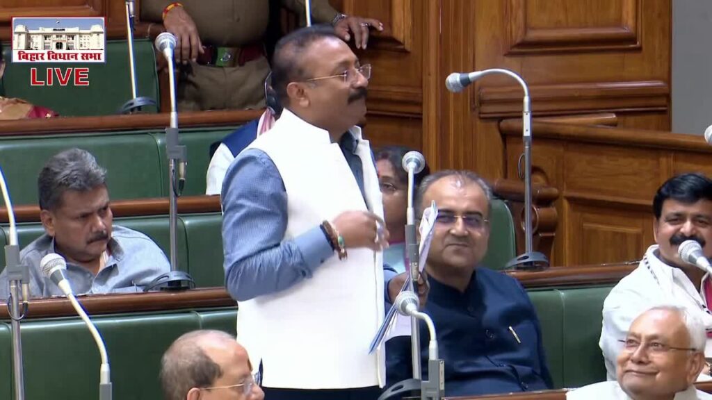 बिहार विधानसभा में अजीबोगरीब हरकत करते नजर आए मुख्यमंत्री नीतीश कुमार, मंत्री अशोक चौधरी के साथ वीडियो हुआ वायरल
