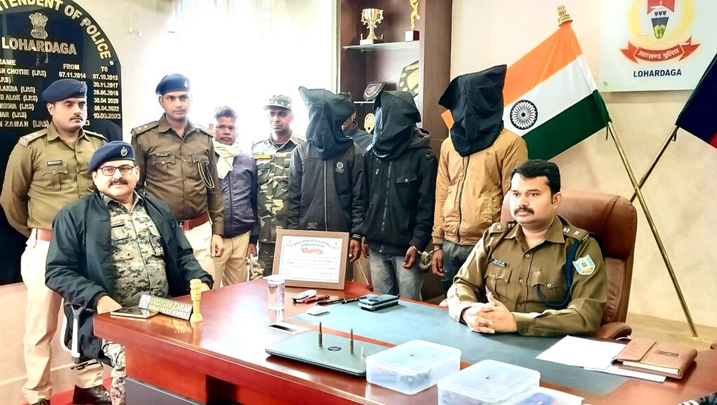 लोहरदगा पुलिस ने हथियार के साथ तीन लूटेरों को किया गिरफ्तार, हथियार किया बरामद